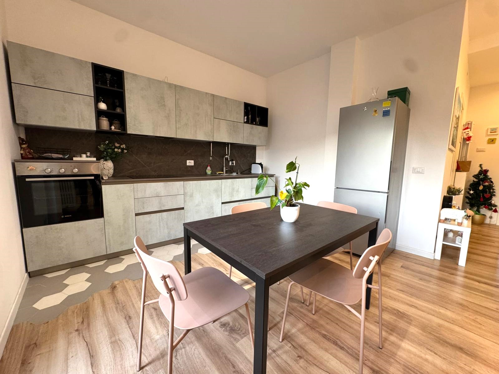 Cucina moderna con tavolo e frigorifero - attico arredato Pescara Centro